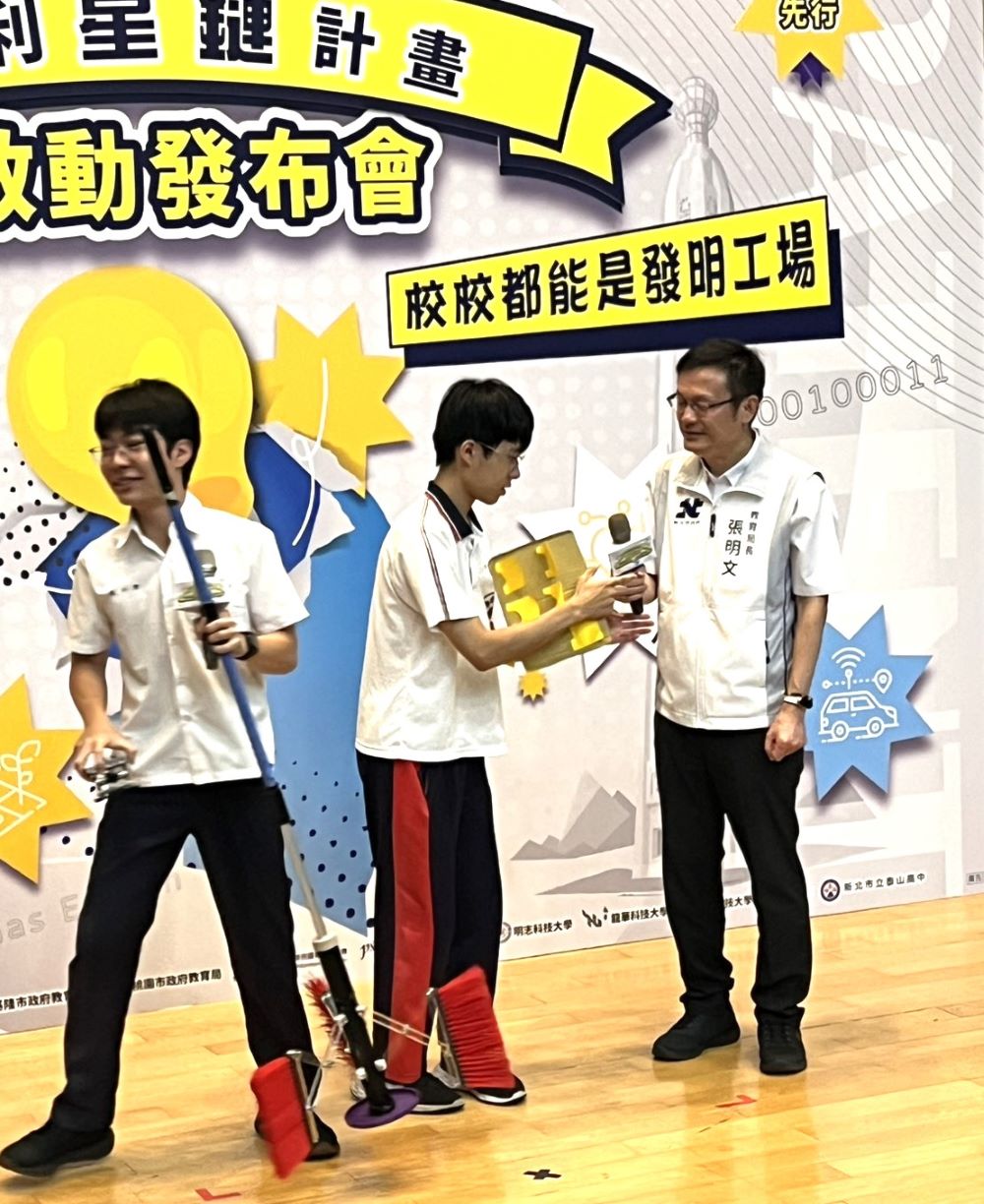 串聯北北基桃創新共學網絡 新北啟動專利星鏈計畫 5 《圖說》教育局長張明文與學生專利品體驗。〈記者葉柏成攝〉