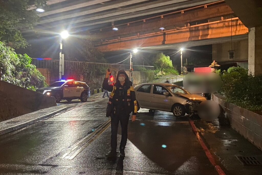 精神不濟駕車自撞 基警迅速到場排除 3 MEITU 20250722 131122580