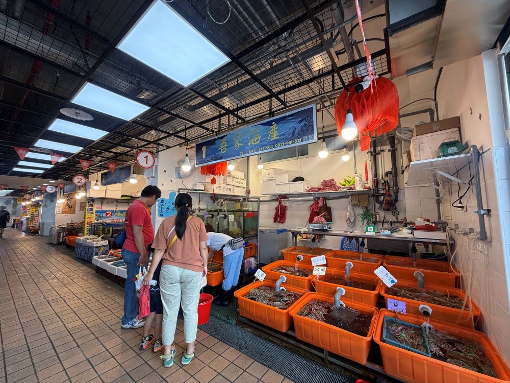 北海岸新景點 龜吼漁夫市集親子遊享美味首選 5 《圖說》龜吼漁夫市集原址新建後,購物空間更為寬廣舒適,適合全家大小同遊。〈漁業處提供〉