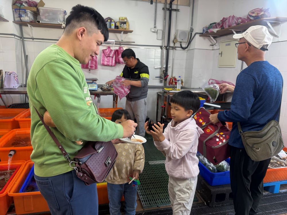 北海岸新景點 龜吼漁夫市集親子遊享美味首選 6 《圖說》龜吼漁夫市集販售活跳跳的萬里蟹、海膽及各式魚蝦,小孩充滿驚喜。〈漁業處提供〉