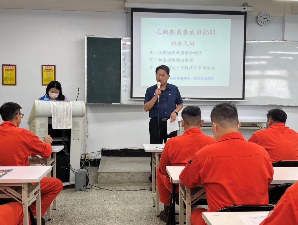 輔導會攜手基隆榮服處為船員養成班說明退除役官兵權益 4 《圖說》榮服處李復鄉副處長為中華航業人員訓練中心受訓袍澤說明就學就業職訓及就業穩定津貼相關補助。〈基隆榮服處提供〉