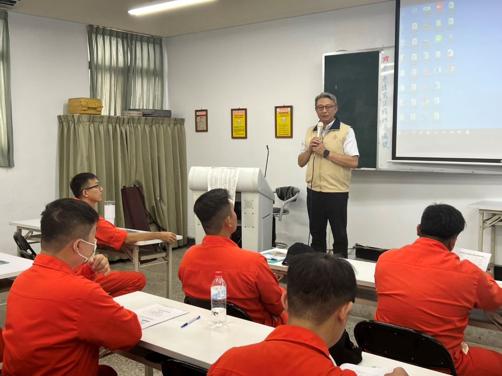 輔導會攜手基隆榮服處為船員養成班說明退除役官兵權益 5 《圖說》國軍退除役官兵輔導委員會就學就業處蘇凌霄簡任視察為袍澤說明輔導政策。〈基隆榮服處提供〉