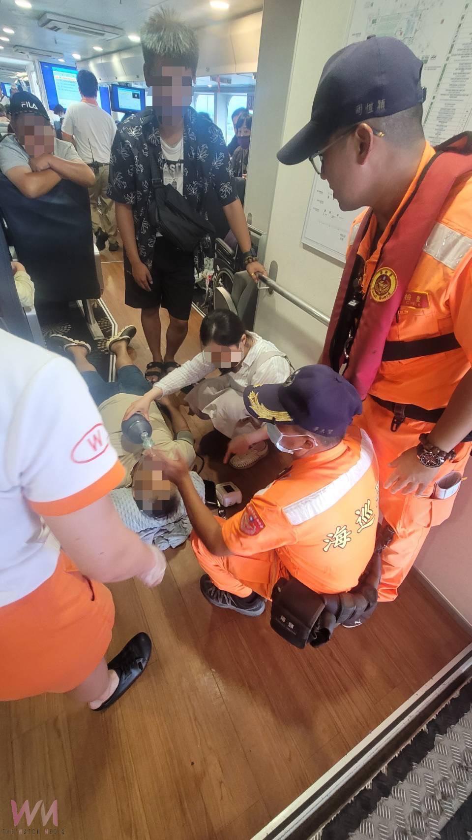 海巡署布袋商港安檢所協助昏迷的旅客下船送醫。(圖/海巡署提供)