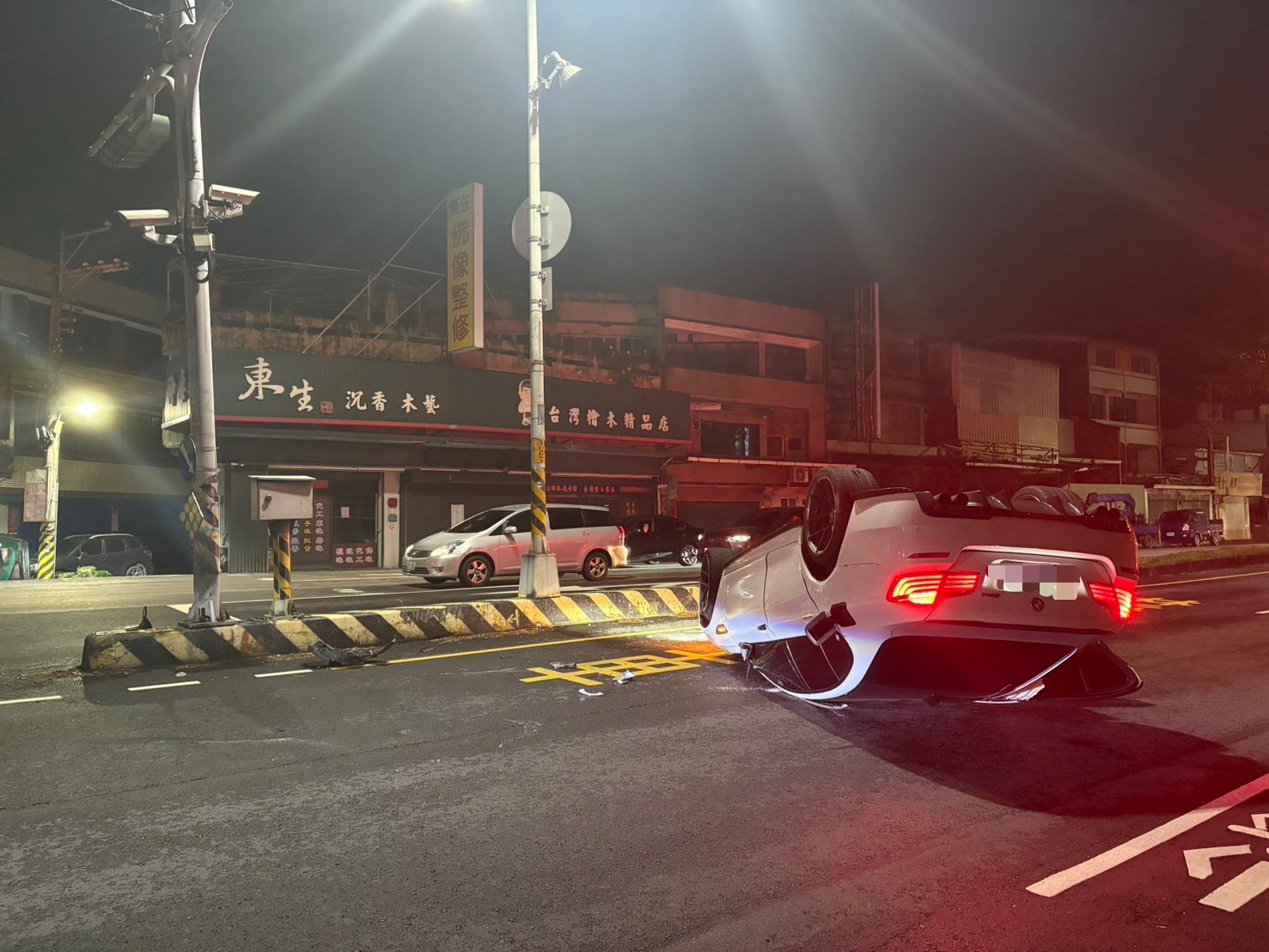 酒駕害翻車!彰化花壇男子深夜駕BMW撞安全島 酒測0.90毫克 - https://www.watchmedia01.com