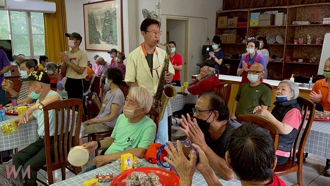 (有影片)/張志範將軍薩克斯風演出 為彰化榮家長輩奏響記憶旋律 - https://www.watchmedia01.com