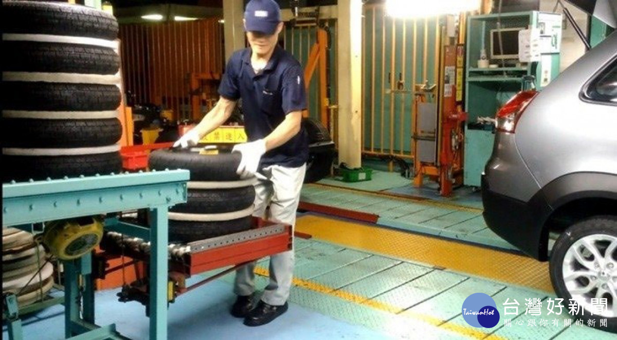 中華汽車運用「職務再設計」改善設備，設計出在腰部高度的貨架，供中高齡員工在取輪胎時，減輕手部及腰部的壓力。