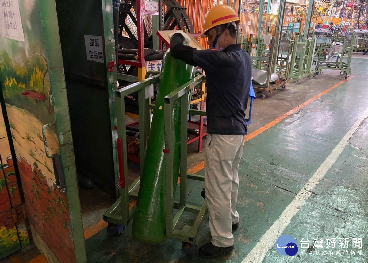 中華汽車為落實「從使用者出發」的職務再設計理念,提供中高齡員工就業輔具,使其降低工作負擔。