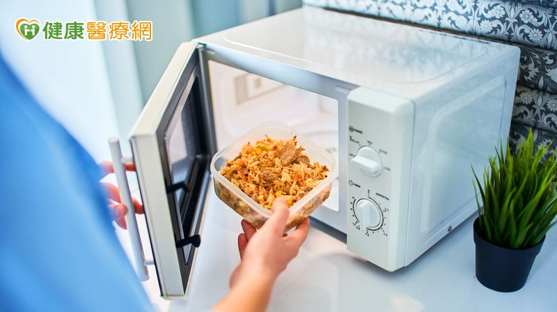 微波爐會致癌?醫:使用方式不對才影響健康 容器用錯、加熱不均更危險