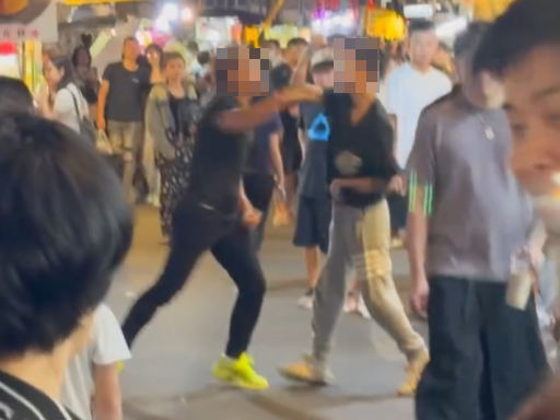 ▲新北市板橋區湳雅夜市昨(22)日晚間發生一起街頭鬥毆事件。(翻攝自Threads《jen_1.5》)