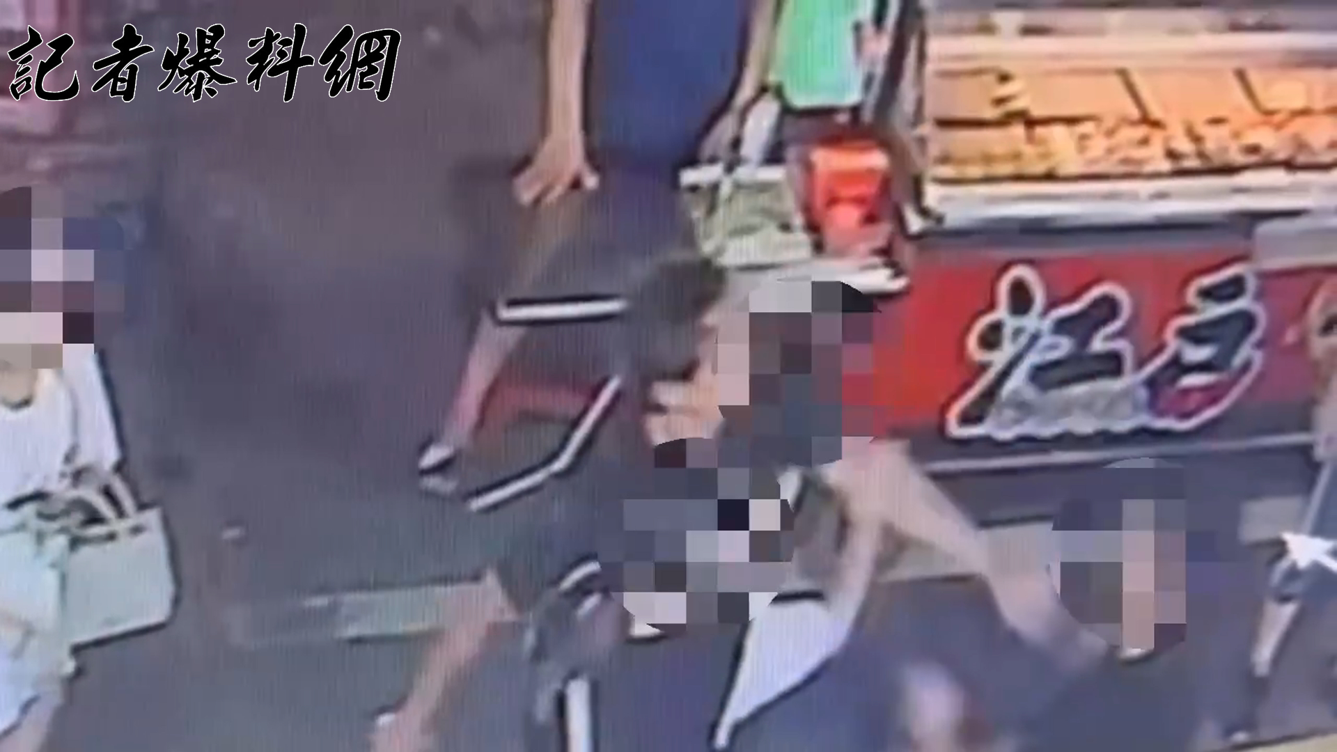 ▲雙方因排隊消費時不慎肢體碰觸引發衝突。(翻攝畫面)