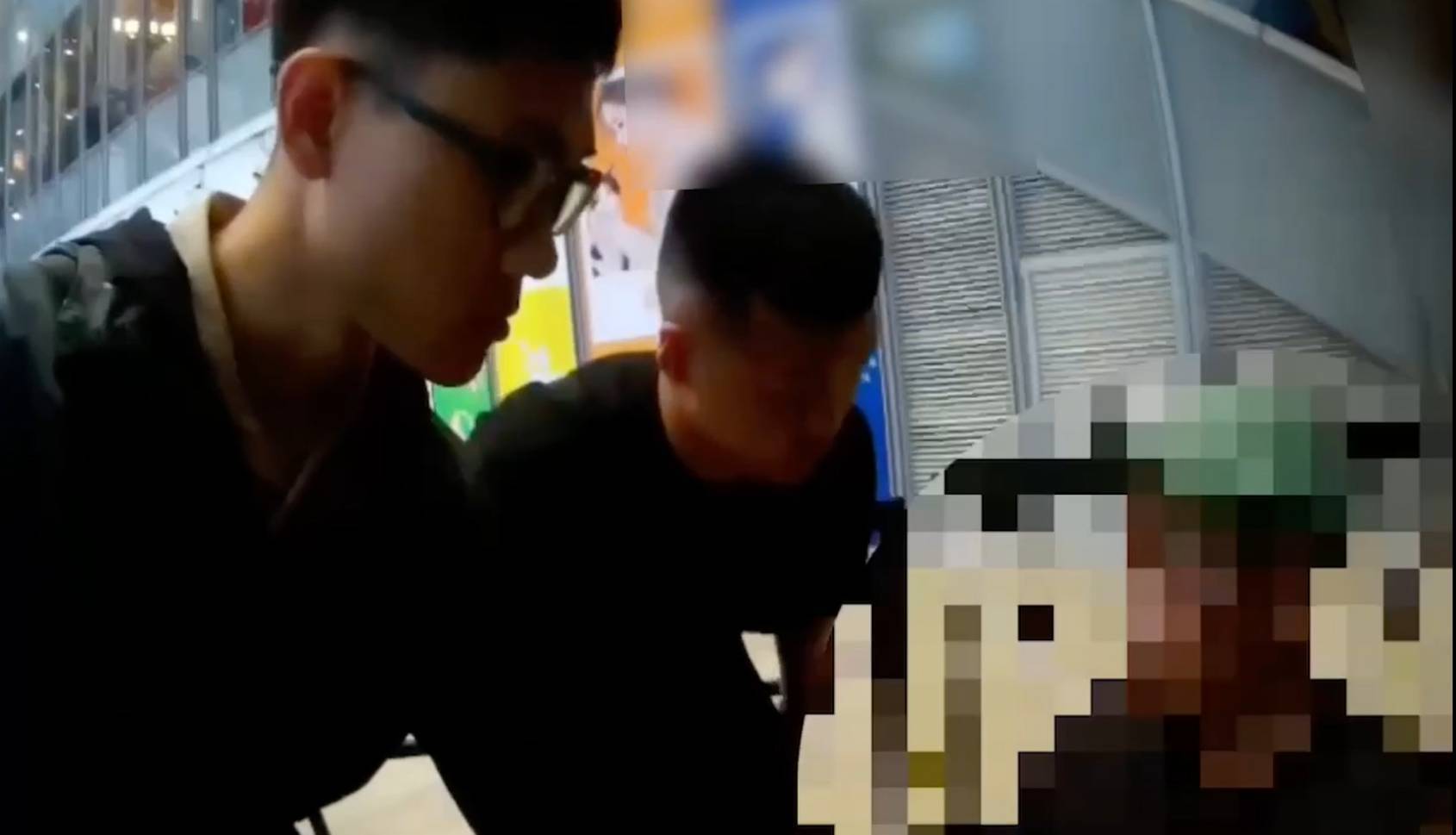 ▲專案小組鎖定楊嫌行蹤,前往台中市某購物中心展開圍捕行動。楊嫌雖一度試圖逃逸,但仍在警方層層包圍下被壓制逮捕,狼狽落網。(翻攝畫面)