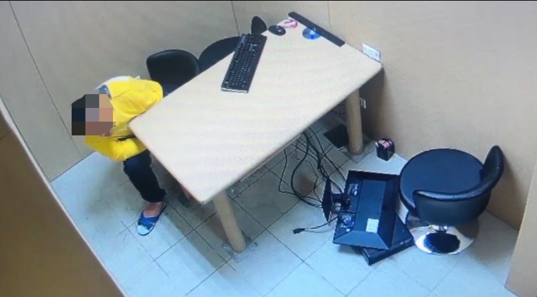 ▲酒醉趙男遭轄區員警帶回管束,即便已經雙手上銬仍不安份,趁機伸腳勾倒偵訊室內的電腦螢幕及主機,並多次踩踏造成螢幕破裂無法使用。(翻攝畫面)