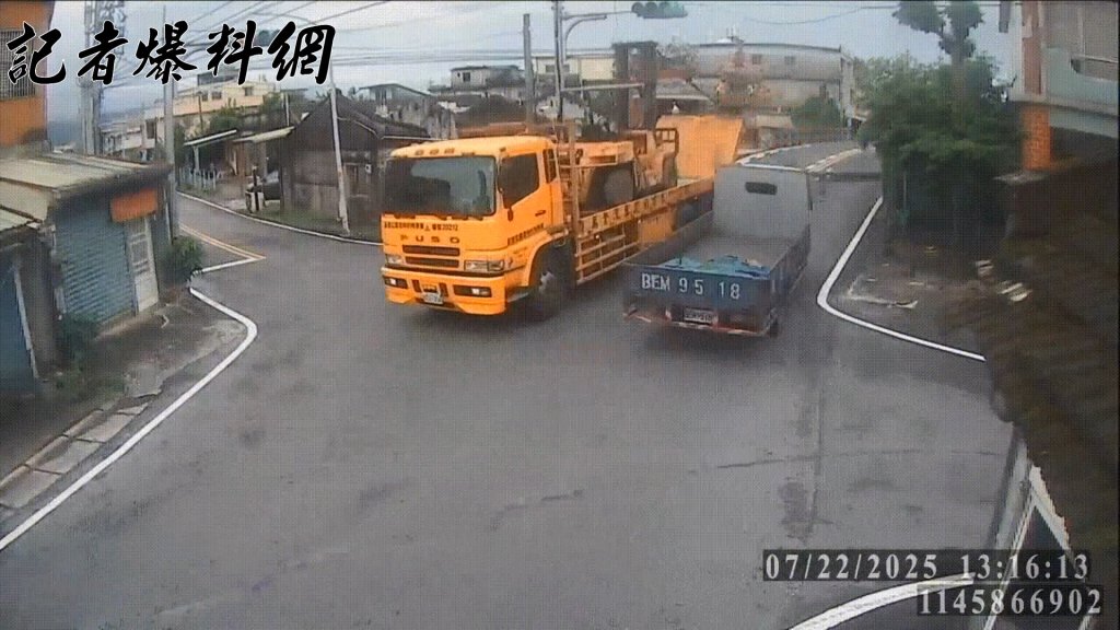 礁溪驚險一瞬間!大貨車載推高機勾電線 電桿倒塌險砸小貨車