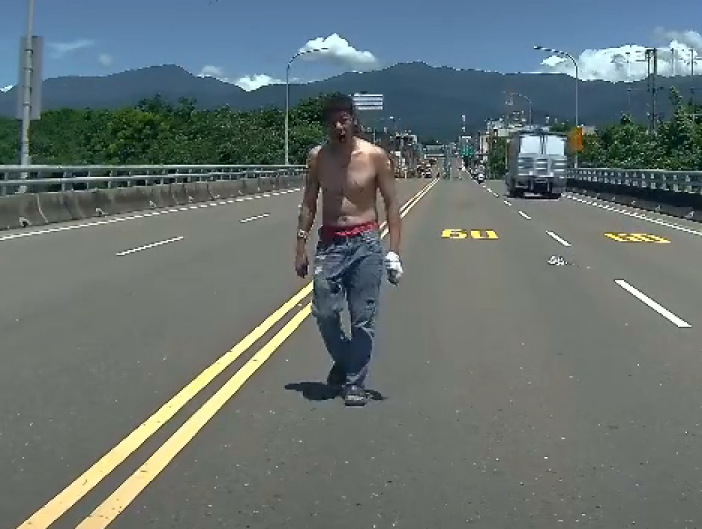 影/酒醉了?半裸男坐竹東大橋路中 遇駕駛經過上前捶車窗
