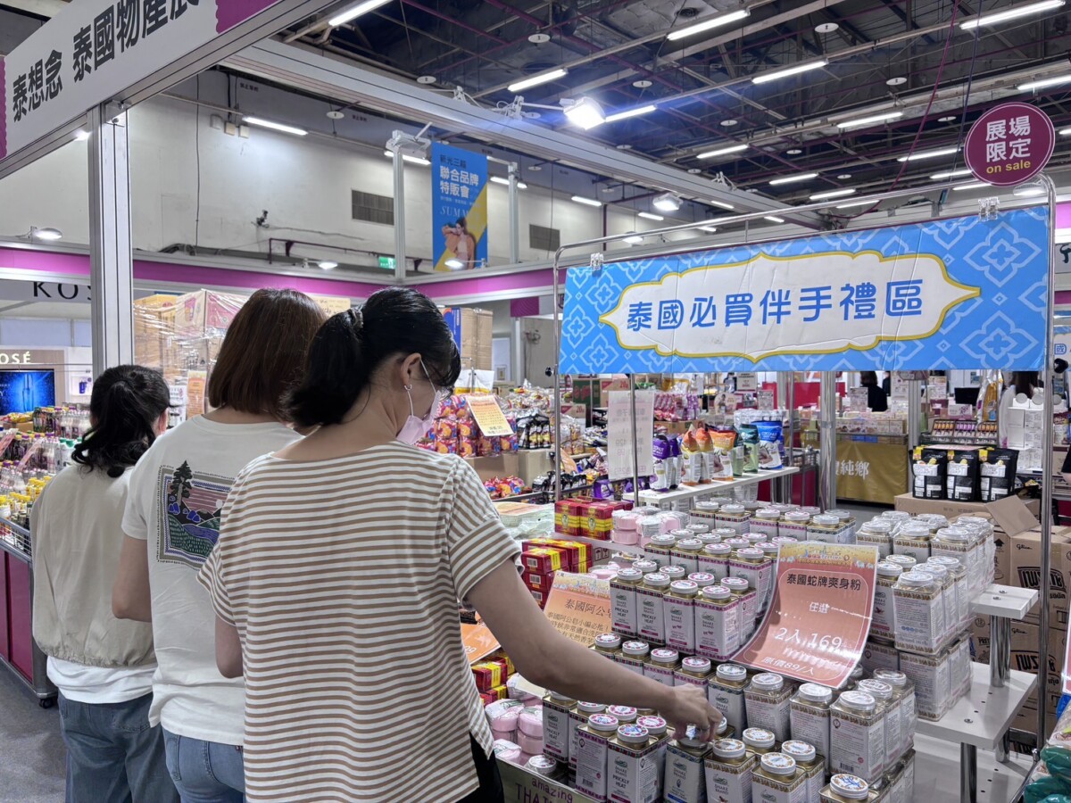 ▲新光三越台中店復業進度備受關注,櫃姐聯合品牌特販會拚生計。(圖/新光三越提供)