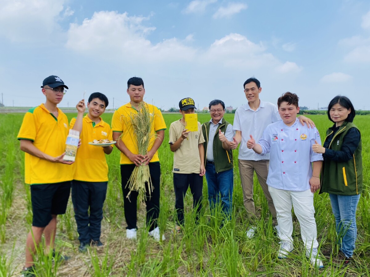 ▲芥菜種會青農小庭(左2)在團隊中成長,從以工「帶振」轉為芥菜種會正式員工,將持續在農田與影像之間耕耘人生。。(記者陳雅琪攝)