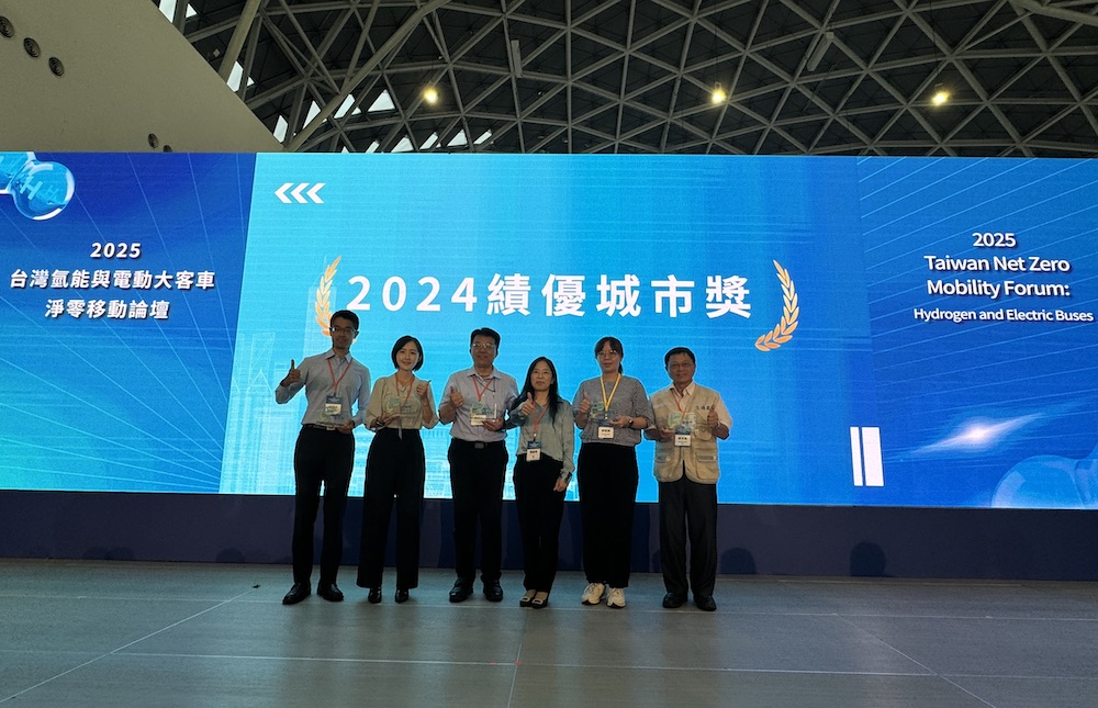 嘉義市積極推動運具電動化與無碳化,獲交通部頒獎表揚。(圖/嘉義市政府提供)