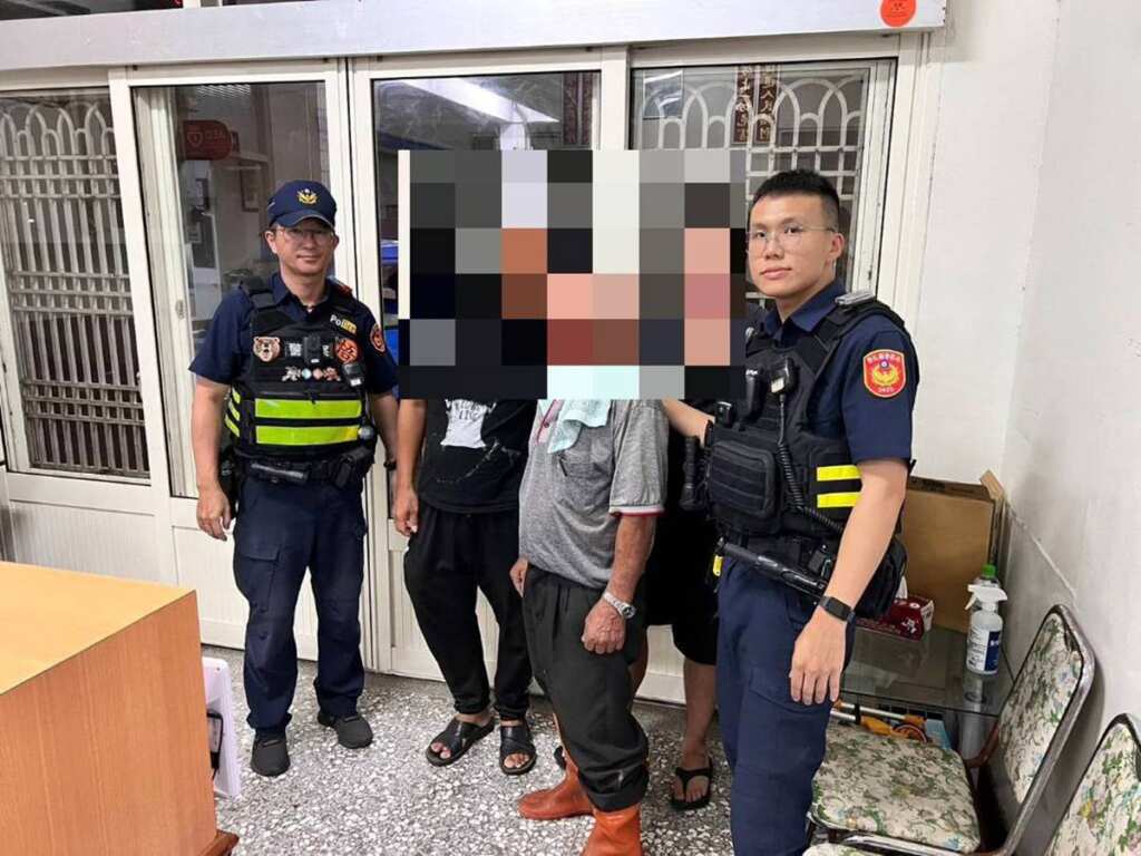 ▲巡邏途中發現迷途耆老，彰警即時伸援手助平安返家。（彰化警方提供）