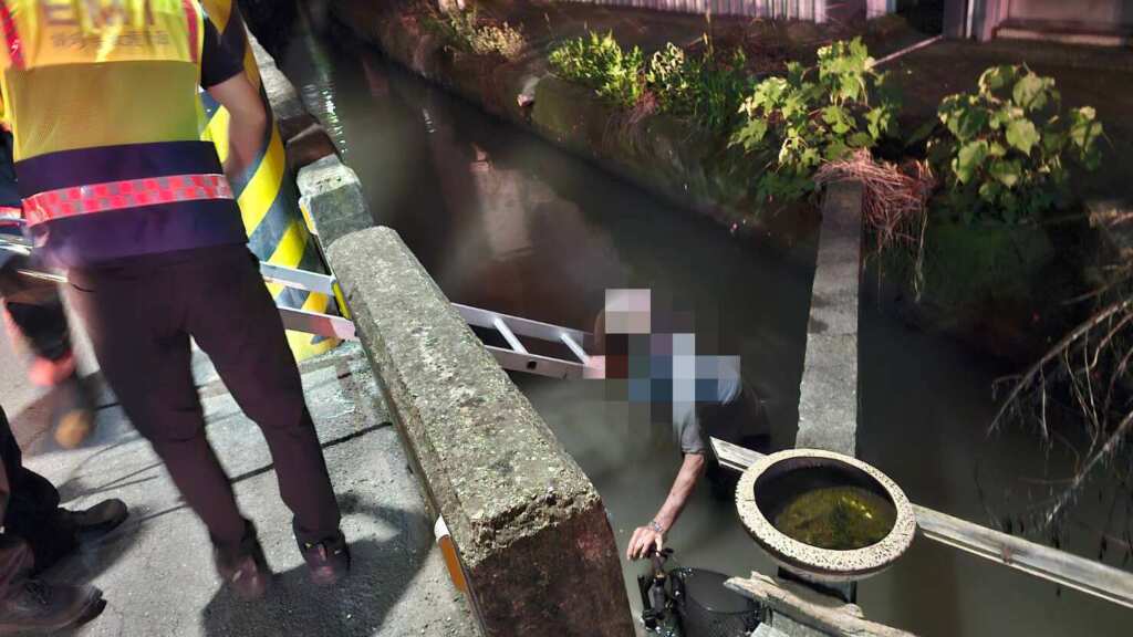 ▲失蹤阿公騎車跌落水溝， 彰化警消及時救援化險為夷。（彰化警方提供）