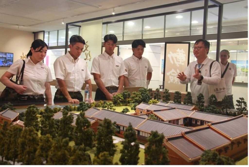 ▲早稻田大學球員參訪成美文化園深入了解建築文化意涵。(頂新和德接棒未來提供)