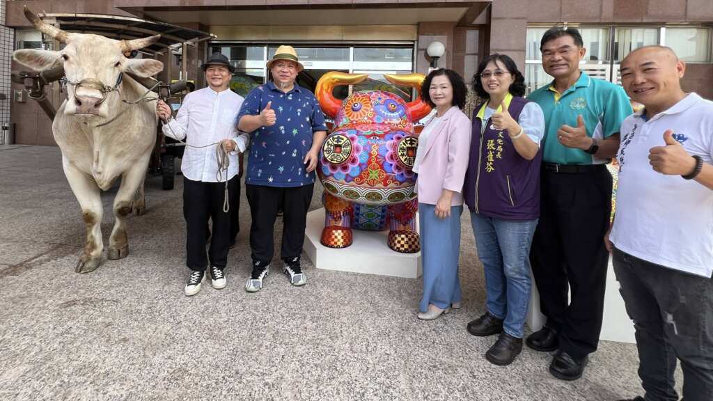 ▲享譽國際的雕塑藝術家洪易於縣立美術館舉辦個展後,接續將藝術帶回家鄉,在芳苑推出《精彩·番仔挖-芳苑》雕塑藝術展,並於今日上午辦理開幕式。(彰化縣文化局提供)