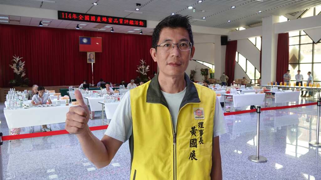 ▲台灣養蜂協會理事長黃國展說,隨著政府積極推動荔枝椿象防治,荔枝與龍眼今年花況表現良好,使蜂蜜品質明顯優於往年。(記者林明佑攝)