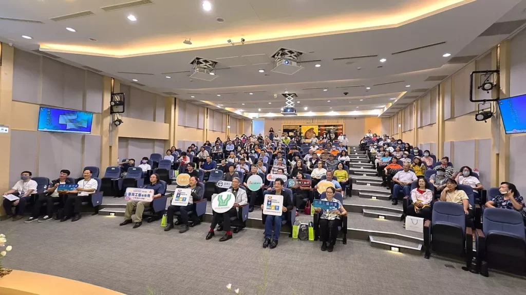 「台語工藝詞庫」結合語言與工藝文化,展現工藝結合數位科技在文化傳承上的創新應用。現場參與貴賓共同合影。(圖/陳惠玲攝影)