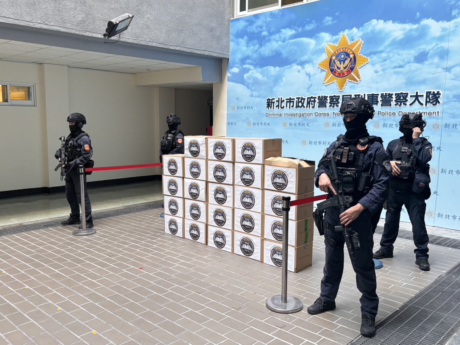 新北警今日將市值上億之毒品進行銷燬。（記者徐煜勝翻攝）