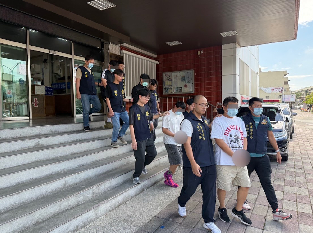 警方專案小組逮詐團莫姓主嫌共6人。（記者徐煜勝翻攝）
