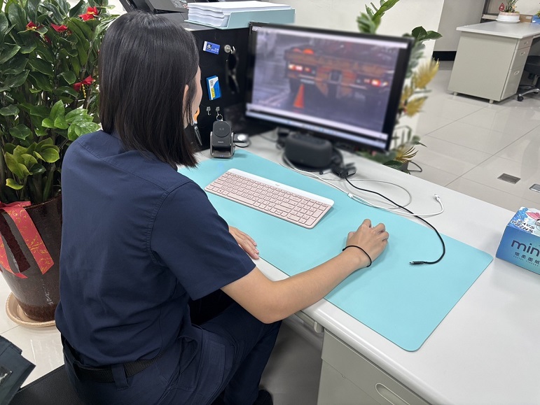 ▲實習生劉婕淩展現高度耐心,1小時即揭開電動車消失真相。