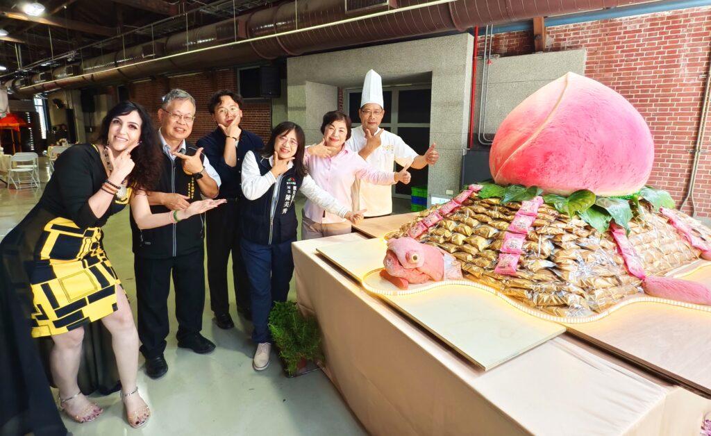 2025台中國際糕豐會「打糕」啟動 巨型太陽餅壽龜亮相吸睛 2 全台首創 約1 500個象徵台中糕餅文化的太陽餅製作 金龜獻壽桃 意喻添福添壽