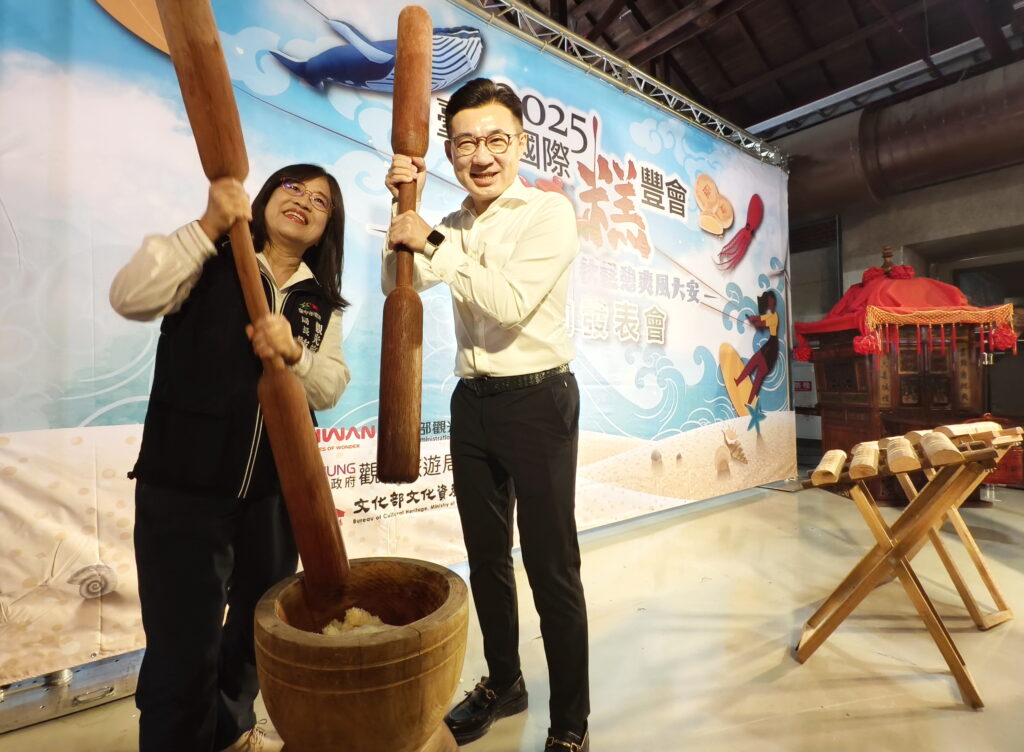 2025台中國際糕豐會「打糕」啟動 巨型太陽餅壽龜亮相吸睛 3 局長與江副院長攜手打糕 為2025糕豐會揭開序幕