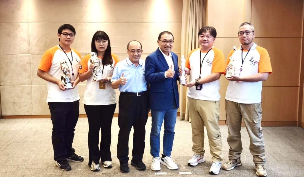 沙雕師進場 八里城市沙雕展8/16 經典亮相 4 《圖說》2024八里城市沙雕展榮獲多項國際殊榮,今日於市政會議獻獎予侯友宜市長,左三為水利局長宋德仁。〈高灘處提供〉