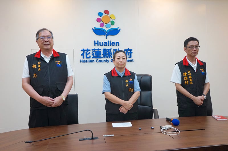 花蓮縣長徐榛蔚(中)23日下午與代理秘書長饒忠(左)、行政暨研考處長陳建村(右)舉行記者會澄清。
