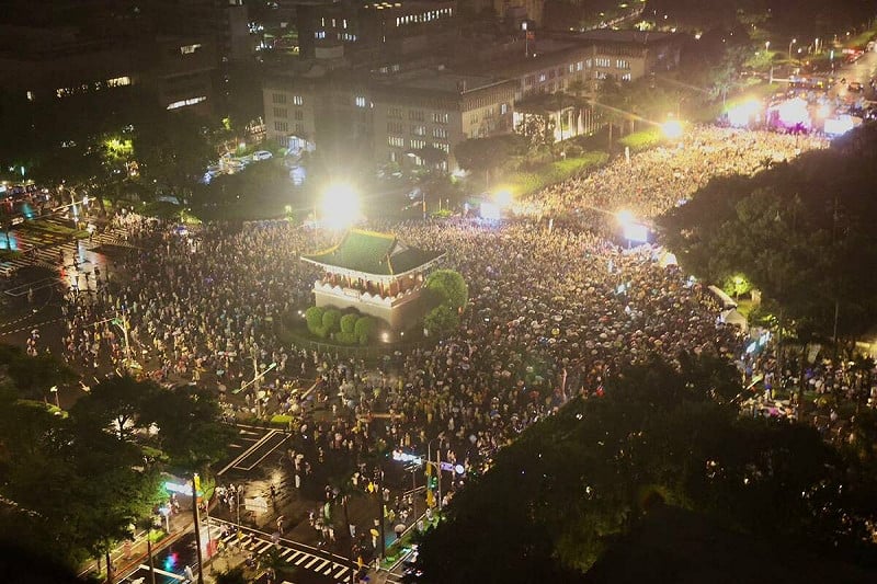 10萬人不畏風雨,晚間上凱道力挺大罷免。反共護台志工聯盟提供