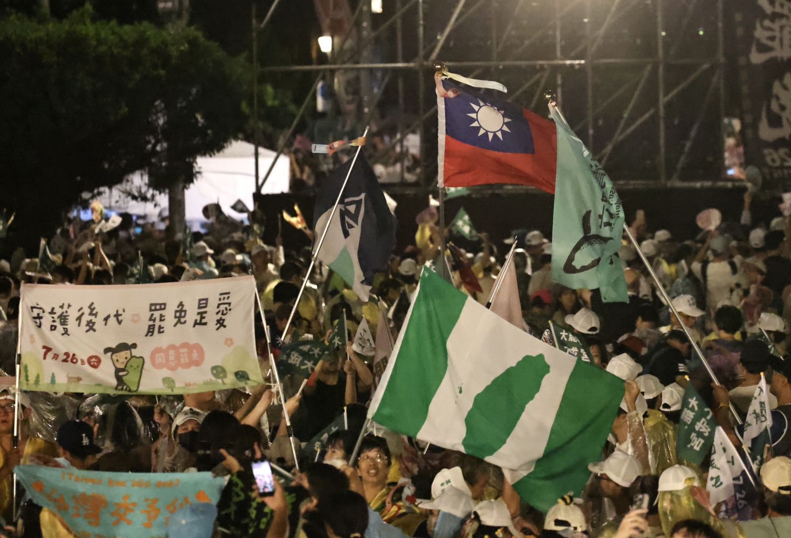 群眾熱情揮舞旗幟，宣示罷免國民黨立委決心。林啟弘攝