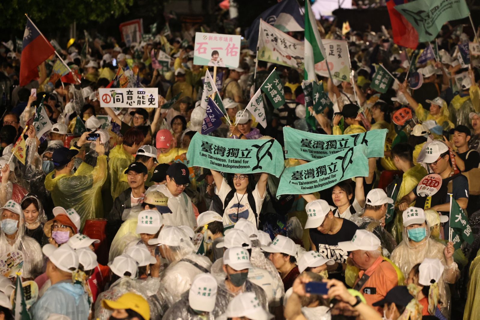 群眾熱情揮舞旗幟，力挺大罷免。林啟弘攝