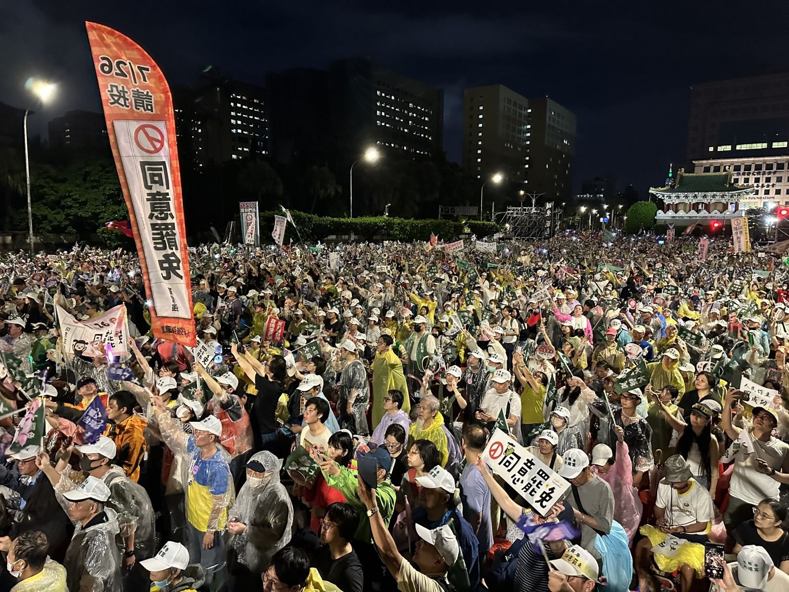 凱道罷免活動現場下起大雨，但支持者熱情不減。林啟弘攝