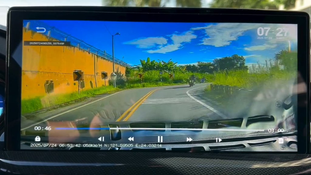 影/吃線不成反吃草!騎士逆向過彎「遇對向車迎面來」 失控衝出道路翻覆
