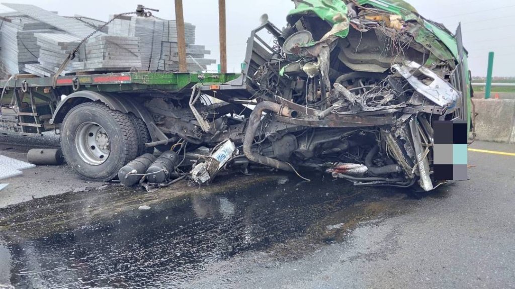快訊/台84線水泥車爆胎!維修時遭板車追撞「2人從車斗彈出」 車頭全爛.1人輕傷送醫