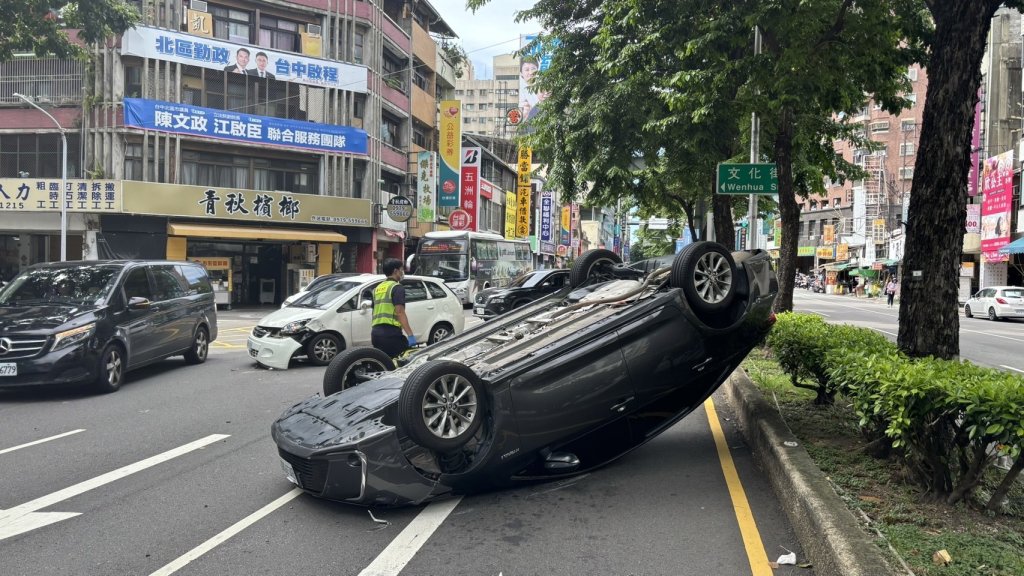 台中路口自小客車四輪朝天！-　與另輛車擦撞翻車