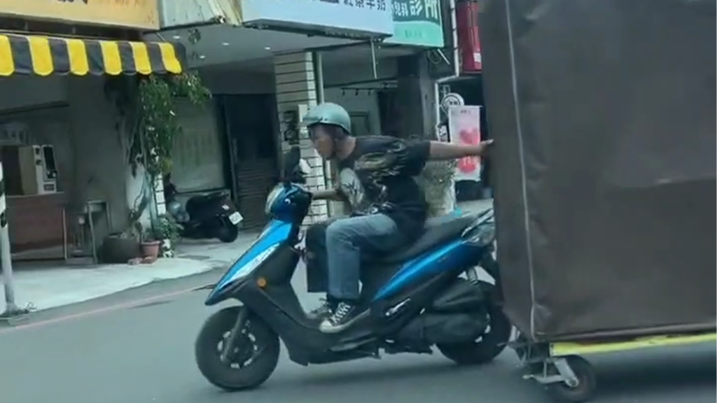 台南男騎車單手拖攤車！路口狂飆…網友嚇壞「以為拍電影」　最重罰3.6萬＋吊牌半年