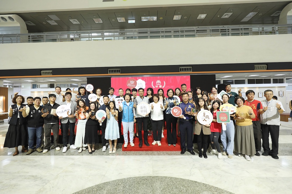 嘉義市政府歷經數月徵選與專業評審114年嘉市好店，55家優質業者榮獲「好禮」、「好店」、「好甜品」等三大類肯定，黃敏惠市長親自頒獎。（圖/嘉義市政府提供）
