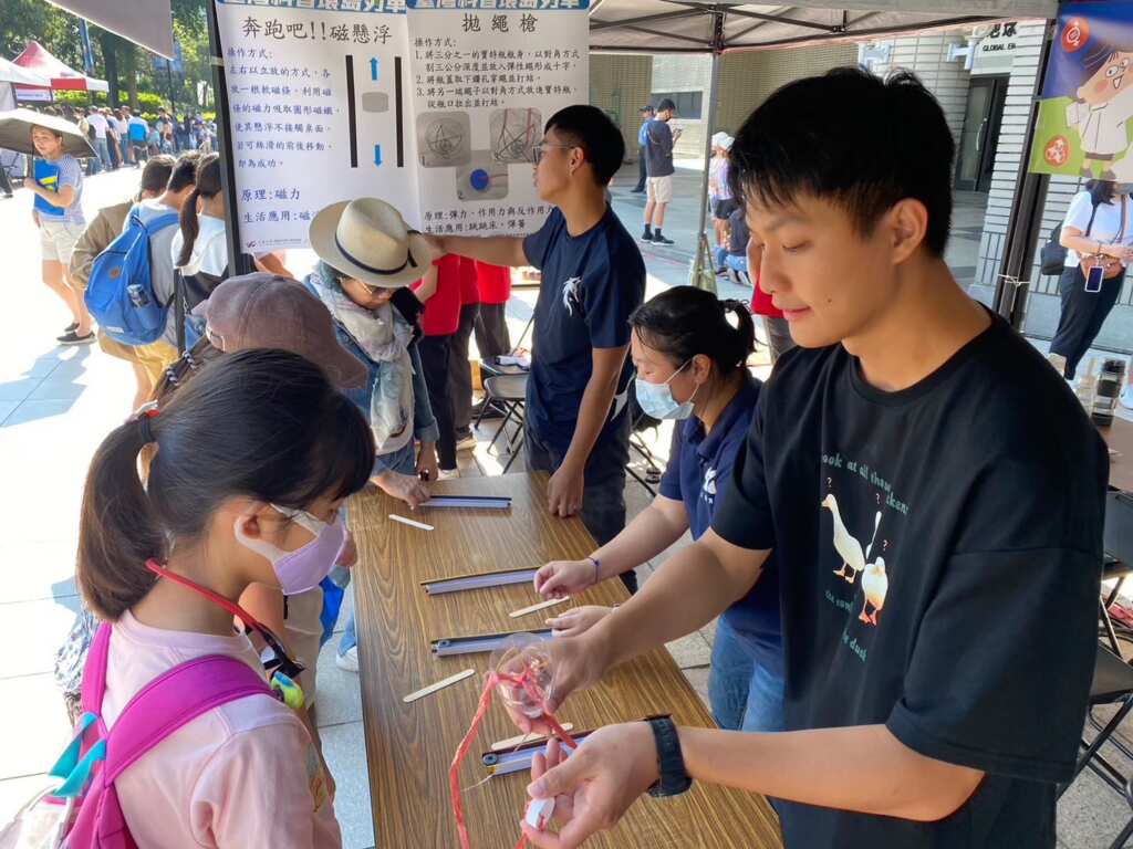 ▲大葉大學為科學市集準備了有趣的互動活動。（記者林明佑翻攝）