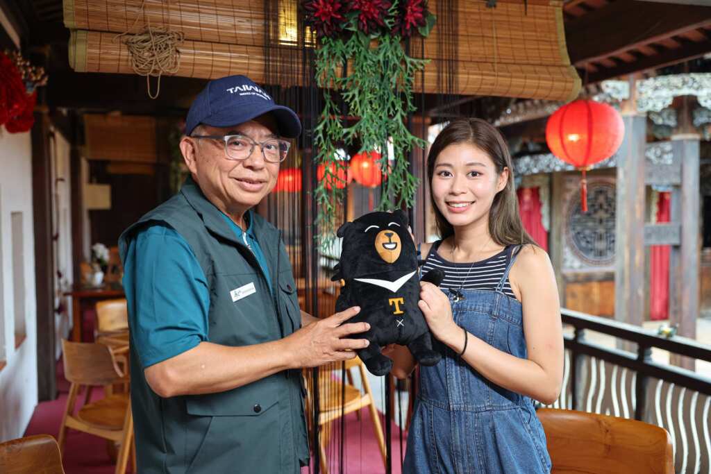 ▲參山處長曹忠猷致贈台灣觀光代言人喔熊玩偶給香港KOL米紙團隊的Ruby。(參山處提供)
