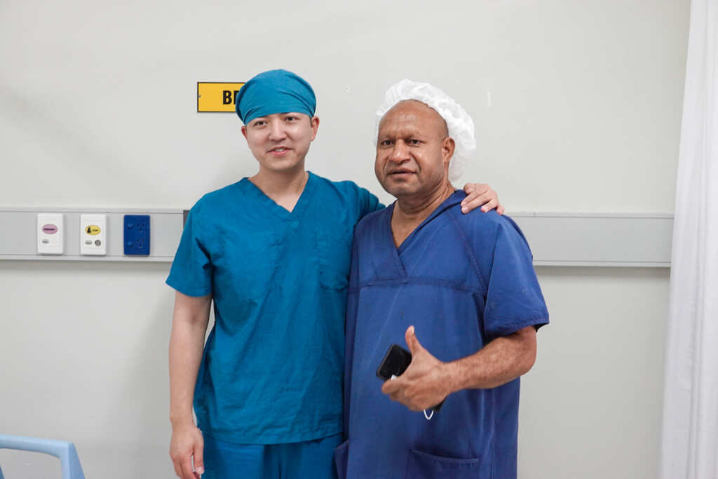 ▲彰基骨科蔣育瑋醫師(左)與當地醫師Dr. Kune(右)合影。(彰化基督教醫院提供)