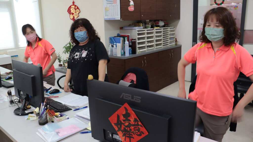 ▲長時間待在冷氣房，要常起來活動筋骨。（彰化醫院提供）