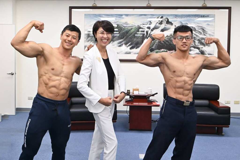 ▲許淑華縣長驚嘆四位男女選手勤練健美健身展現的健康與線條之美。(記者張玉泰攝)