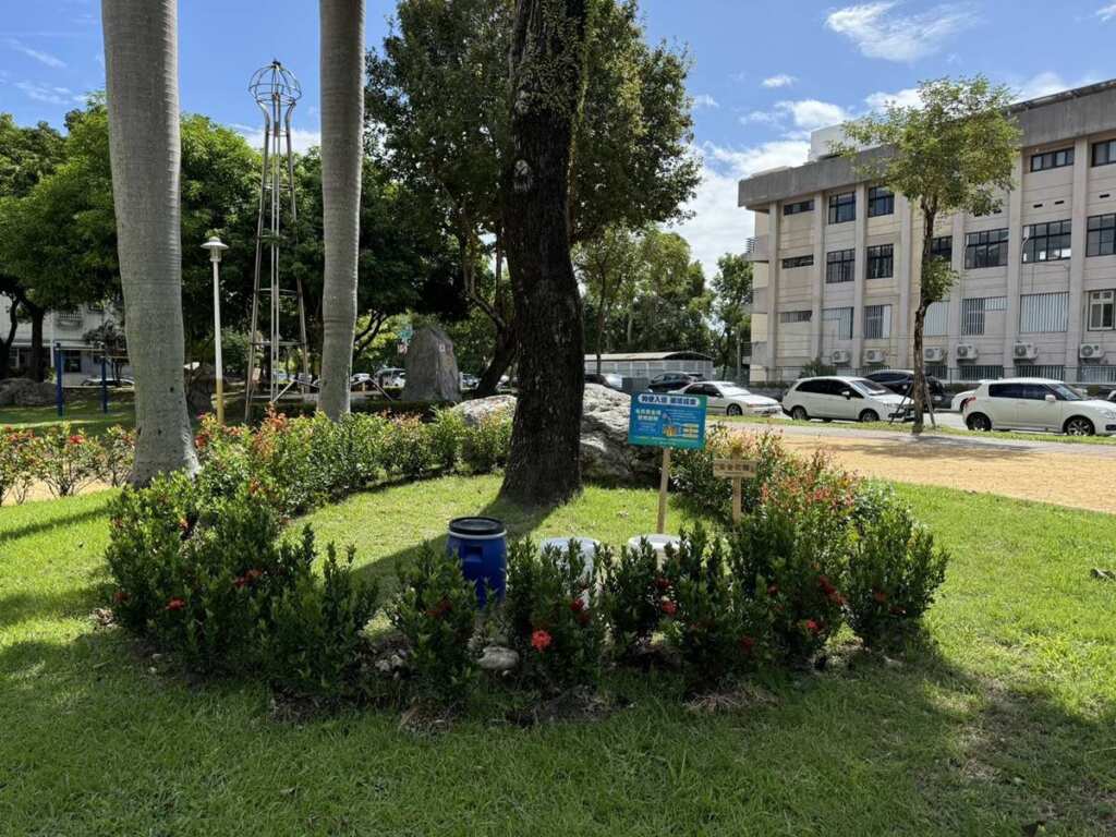 ▲花蓮市中山公園設置「狗便黃金塔」。