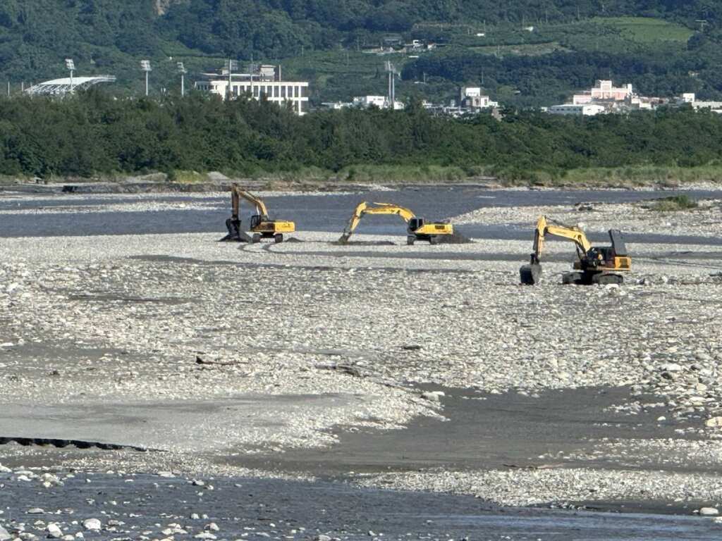 ▲臺東縣政府於7月21日進行卑南溪中華大橋勘查評估後,立即於今(24)日投入多部重機具進場搶修,預計30個工作日內全面恢復水覆蓋區域,修復期間,呼籲民眾仍須做好揚塵防護措施。